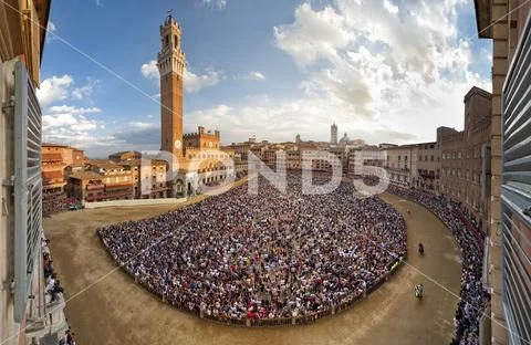 Piazza del Campo, UNESCO World Heritage Site, fully crowded during the Siena Stock Photos