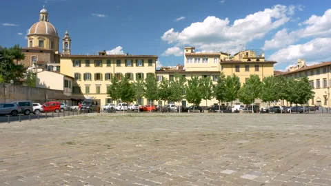 Piazza del Carmine. On the left, the dome and tower of the San Frediano Cestello Vídeo Stock 135996507