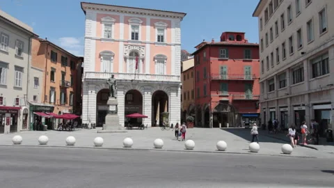 Piazza Garibaldi with the statue depicting Giuseppe Garibaldi, Pisa Video stock 133445003