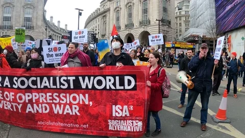 Piccadilly circus, front of march chanting with audio Stock Footage 171481712