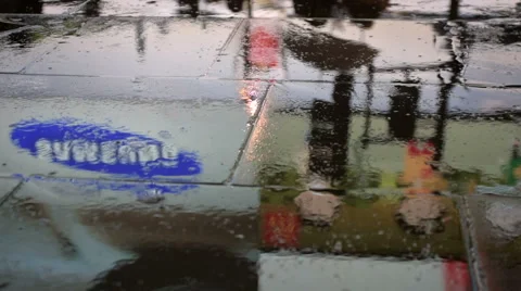 Piccadilly Circus lights reflected on wet pavement on a rainy night Vídeo Stock 42687912
