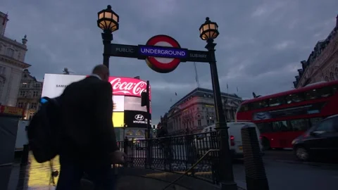 Piccadilly Circus at Night with Glowing LED Billboards 스톡 동영상 334462977