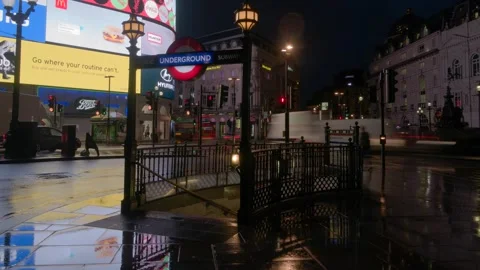 Piccadilly Circus at Night with Red Double-Decker Bus Light Trails Stock-Footage 334434071