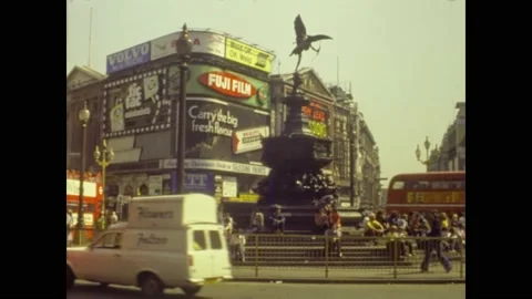 Piccadilly Circus view with traffic in 70s 스톡 동영상 195547417