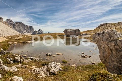 Piccolo Laghetto alpino alle Tre Cime Di Lavaredo Stock Photos