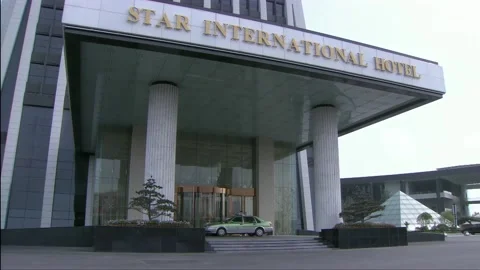 Pick up and drop off passengers to the hotel door Stock Footage 253771017
