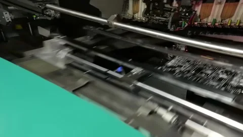 Pick and place machine assembling components on circuit board Vídeo Stock 348694268