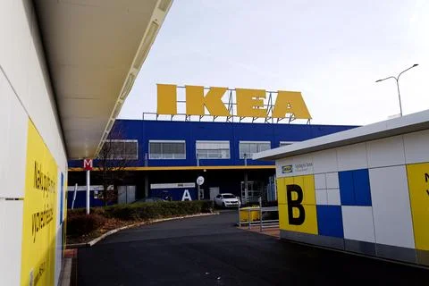 Pick-up lockers in front of an IKEA store with a rooftop logo capturing las.. Foto stock