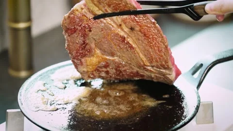 Pick up a pan of well-cooked steak Stock Footage 334358068