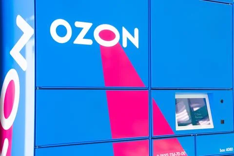 Pick up point of the Ozon locker. Postamat large online store. Customers can  Foto stock