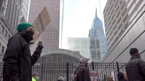 Picketers brave bitter cold. Stockbeeldmateriaal 317550130