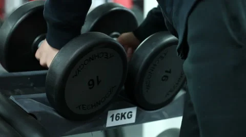Picking Up 16kg Weights Vídeo Stock 60762668