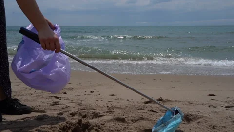 Picking up a dirty face mask on the beach Stock-Footage 131572637