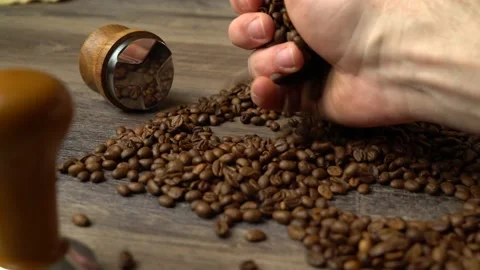 Picking up espresso beans. Stock-Footage 171312039