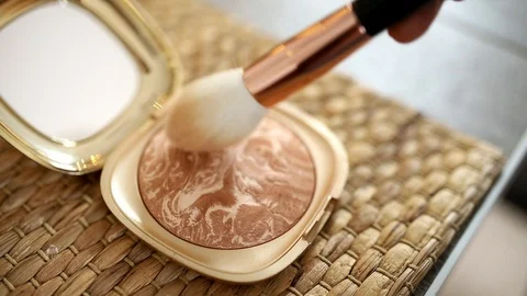 Picking up the face highlighter with a brush 스톡 동영상 121040858