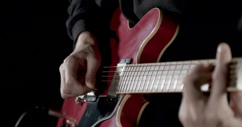 Picking a guitar strings 库存影片 101660270