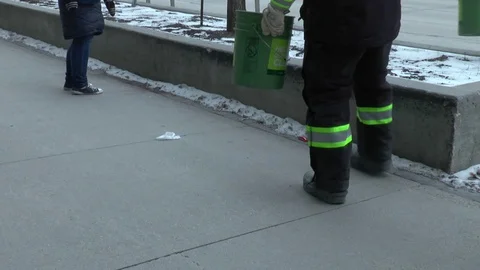 Picking up Litter 스톡 동영상 99355762