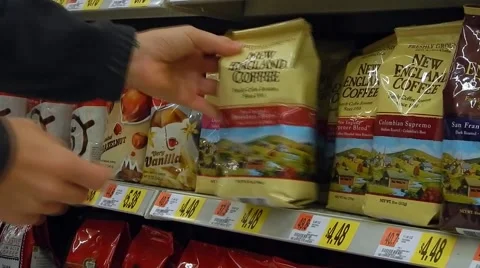 Picking out coffee at supermarket Vídeos de archivo 45299725