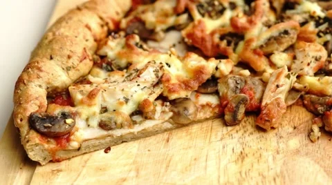 Picking a slice of chicken and mushroom pizza using a flat spatula, slow moti Video stock 68780342