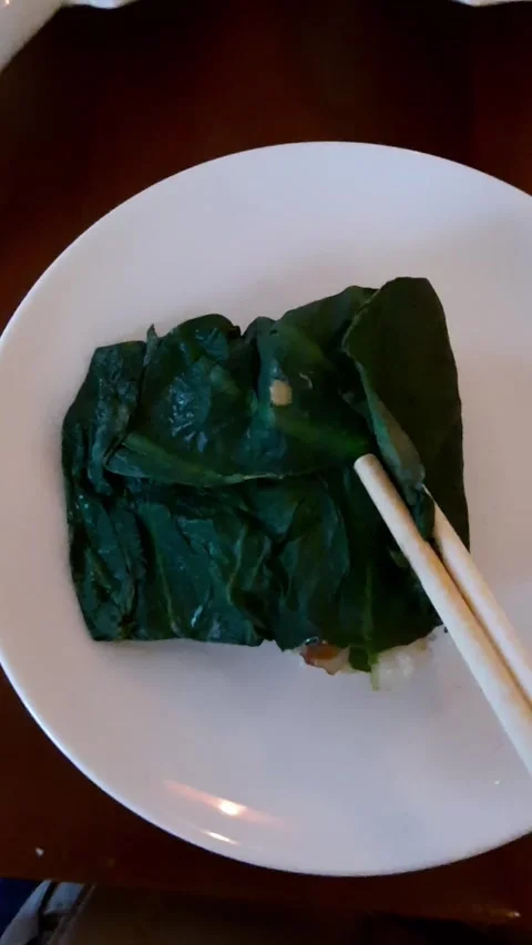 Picking up Steamed Vegetables with Chopsticks Vídeo Stock 331419819