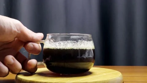 Picking up tea from the table with male hand 스톡 동영상 184599996