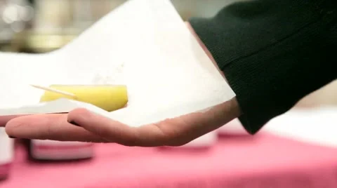 Pickle in hand 動画素材 989398