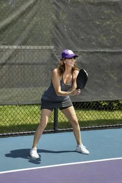 Pickleball Player Prepares to Return Serve Foto stock