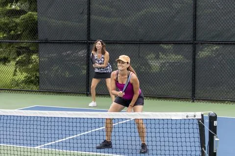 Pickleball Player Prepares to Return Serve Foto stock