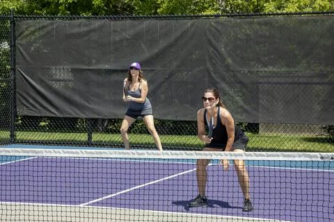 Pickleball Player Prepares to Return Serve Stock-Fotos