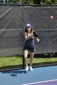 Pickleball Player Return Serve Foto stock