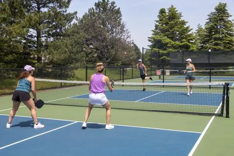 Pickleball Player Serving Foto stock