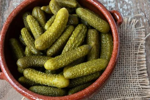 Pickled gherkins on rustic background Foto stock