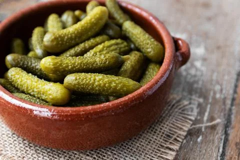 Pickled gherkins on rustic background Foto stock
