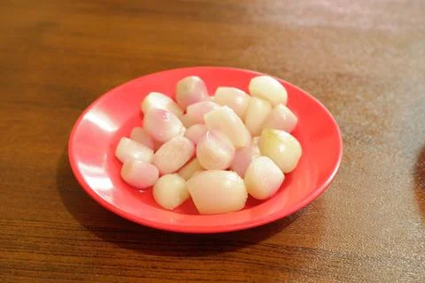 Pickled Shallots on Red Plate Foto stock