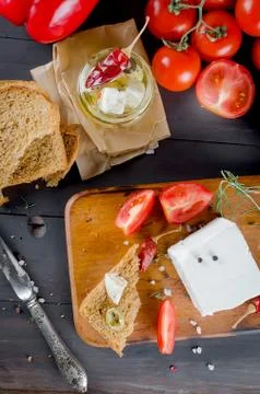 Pickled soft cheese, bread and tomatoes Fotos Stock