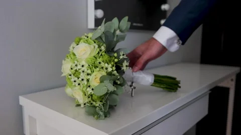 Picks up flowers from the table Vídeos de archivo 220349245