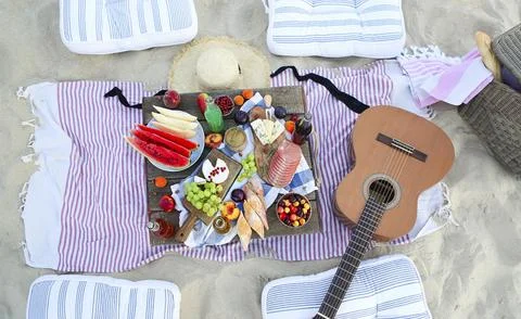 Picnic on the beach at sunset in the style of boho. Food and drink, relax, Foto stock