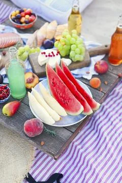 Picnic on the beach at sunset in the style of boho. Food and drink, relax, Foto stock