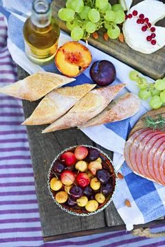 Picnic on the beach at sunset in the style of boho. Food and drink, relax, Foto stock