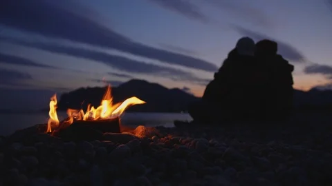 Picnic on the beach for two by the fire Video stock 125763514