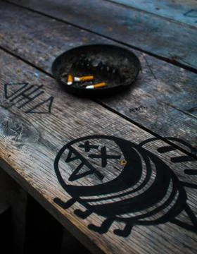 Picnic table bee graffiti with ashtray Foto stock