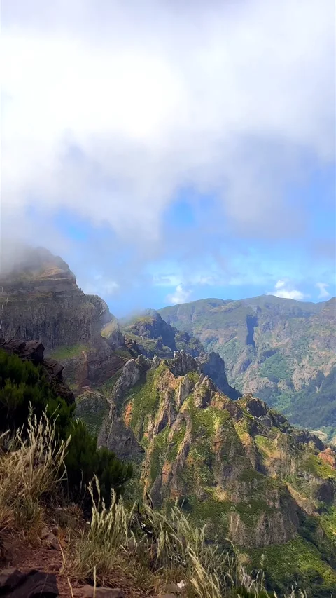 Pico do Arieiro to Pico Ruivo trail through misty landscape in Madeira Видео 248996053