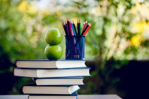 The picture of the book is placed on the table, teaching materials Education  库存照片