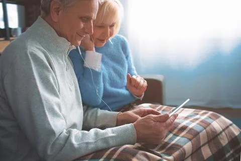 A picture from a different angle where old people are watching m Stock-Fotos