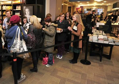Pictured: Stephanie Meyer Fans Queue In Waterstones Picadilly To Get A Copy Of T Stock Photos