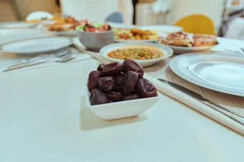 A picturesque array of dates and diverse, delectable dishes adorns the table Foto stock