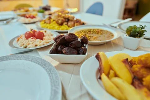 A picturesque array of dates and diverse, delectable dishes adorns the table Fotos de archivo
