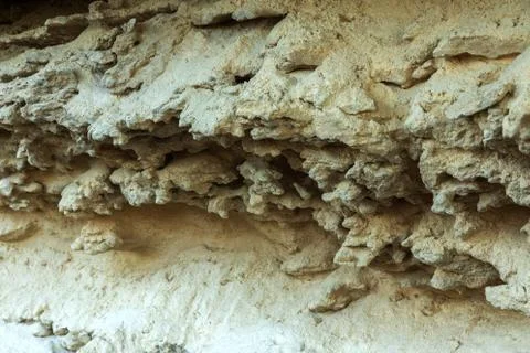 Picturesque background of collapsing surface of limestone rock. Abstract beau Foto stock