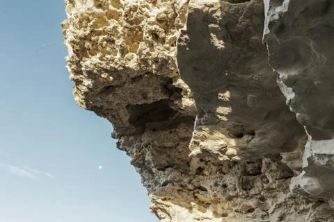 Picturesque background of collapsing surface of limestone rock. Abstract beau Foto stock