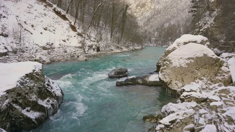 Picturesque mountain river in winter 库存影片 147644127